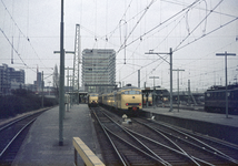 803686 Gezicht op de perrons van het N.S.-station Utrecht C.S. (Stationsplein) te Utrecht, vanaf het eerste perron ...